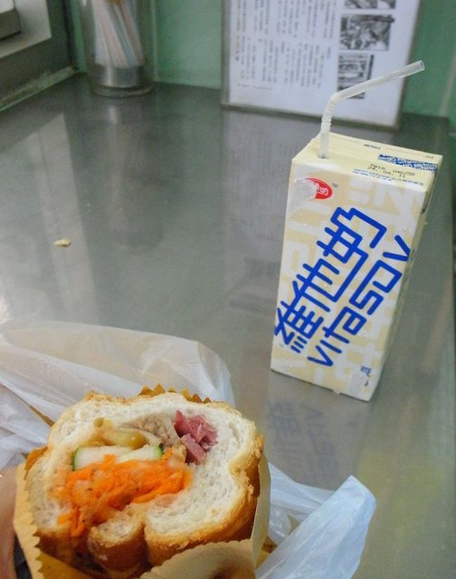 豆乳ジュースとともに。<br /><br />カリカリのフランスパンに、<br />手作りパテや、マリネしたにんじん、<br />きゅうりなんかがはさんでありました。<br /><br />こしょうが効いてておいしかった！