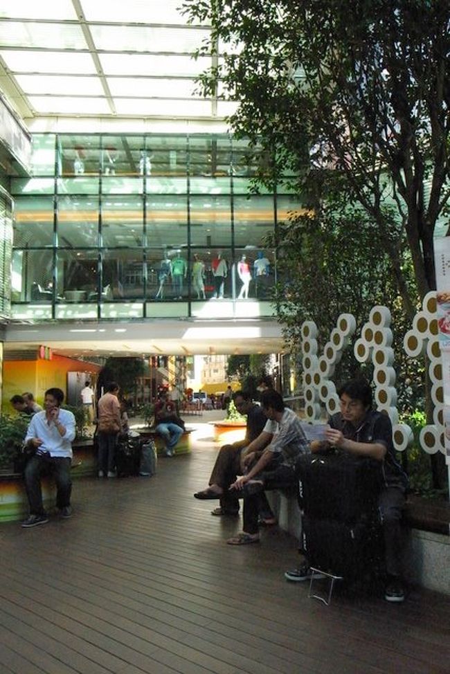 歩いて佐敦に行き、汗だくになる。<br /><br />MTRで、旺角へ。先達広場という携帯電話が<br />たくさん売っているビルで、旦那さんが<br />日本に売ってないNOKIAのケータイを購入。<br />新品だけど、結構破格な価格で<br />お買い得だったみたい。よくわからないけど＾＾；<br /><br />MTRで油麻地の義順に行き、牛乳プリンでひとやすみ。<br /><br />そのあと、尖沙咀へ行き、新しくできた<br />ショッピングセンター｢K11｣を見学。