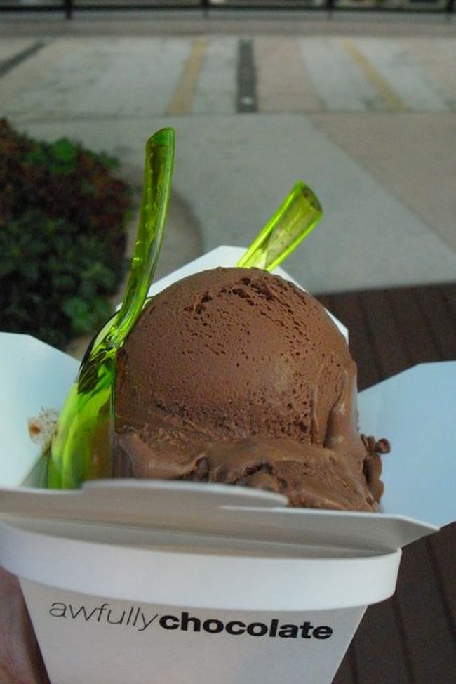 これが｢awfully chocolate」の黒アイス。<br /><br />スプーンがかわいい。<br /><br />味は、確かに美味しいけど、<br />びっくりするほど美味しいわけではなかった。<br /><br />｢awfully chocolate｣は、チョコケーキも有名。<br />でもホールケーキだけなので、<br />旅行者には大きすぎて買えない…。<br />今後、日本にも上陸するとかしないとか？<br />(シンガポール発のお店)。<br /><br />