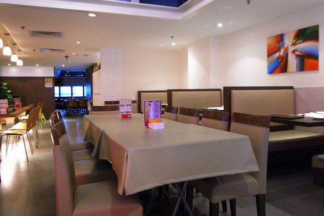 夕方6時前だったので、3組くらいしかいなかった。<br /><br />ビルの2階なのでちょっと入りづらい雰囲気だけど、<br />観光客も全然大丈夫な感じ。<br /><br />私はA級肉眼のセット、<br />旦那さんはTボーンステーキを注文。<br /><br />パン・スープ(クリームスープかボルシチを選べる)、<br />ドリンク付きで、それぞれ100ドルしなかったような。