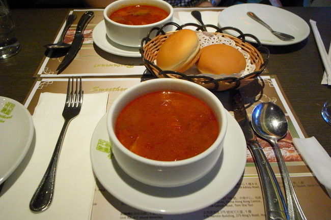 まずはボルシチとパン。<br /><br />こういうところのは、あまり期待しなかったけど、<br />ここのはちゃんと酸味があって美味しかった。<br /><br />ただ、パンは固くてぱさぱさだったけど。