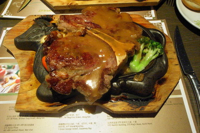 旦那さんのTボーンステーキ。<br />すでにソースが垂れてます＾＾；<br /><br />香港とか台湾で食べるステーキは、<br />単に大きいだけじゃなく、なぜかとても<br />柔らかいのです。<br /><br />このお店のもとても柔らかく、<br />日本のように霜降りではないので脂っこくもなく、<br />こんなに大きいのにあっさりペロリと<br />完食できました。<br /><br />旦那さんはこのお店が気に入って、<br />本当はこの旅行中、もう一度来たかったそう。<br /><br />サービス料合わせて、2人で208ドルくらいでした。<br />値段も大満足！