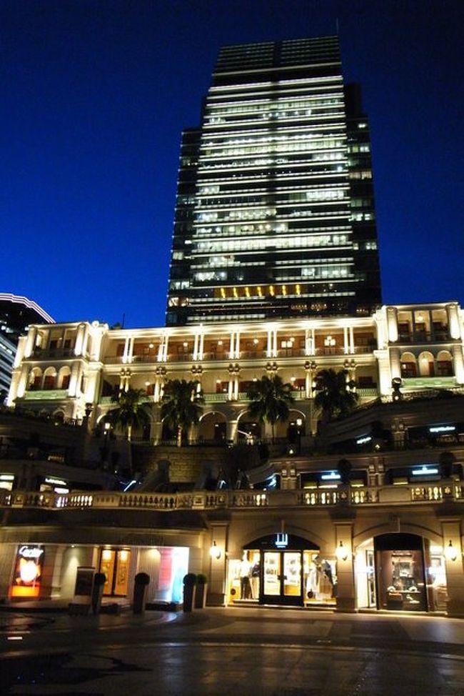 夕食のあとは、尖沙咀のHMVを見たり、<br />ぶらぶら歩いて、1881ヘリテージへ。<br /><br />香港水警總部の跡地にできた複合施設で、<br />夜景がきれいでした。