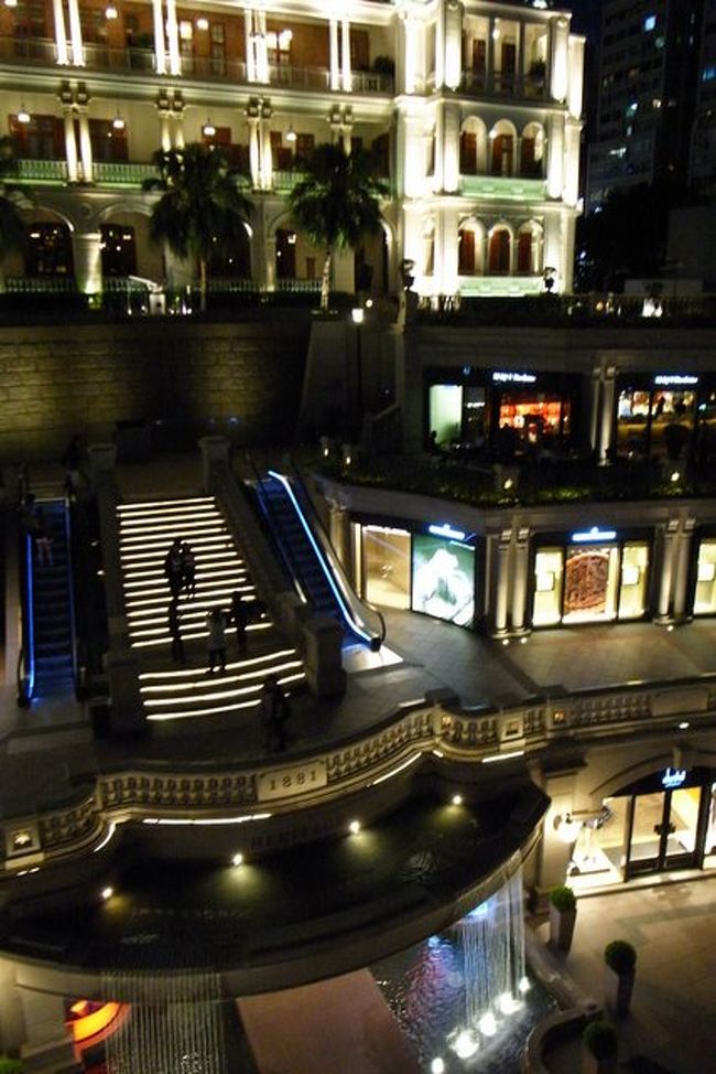 ショップは高級店が中心。<br /><br />この後、8時からのシンフォニー･オブ･ライツを見て、<br />スターフェリーで中環へ。<br />