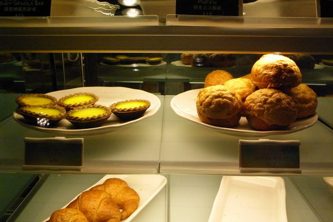 中環のフェリー乗り場から、<br />ビルとビルの連絡通路を延々と通り、<br />ダテル通りに出来た、レトロ風味のスタバへ。<br /><br />香港でよく行く雑貨店(インテリアショップ？)の<br />GODとコラボしたスタバで、<br />昔の香港の喫茶店(冰室)風にしてあります。<br /><br />ここでは、パイナップルパンもエッグタルトも、<br />珈琲味！