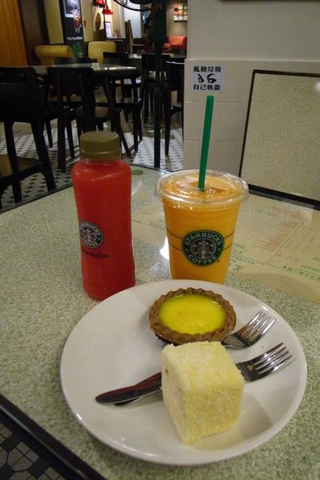 スイカジュースと、<br />マンゴー×パッションフルーツのジュース、<br />珈琲味のエッグタルト、四角いのは、<br />ラミントンというケーキ。(レモン味)<br /><br />この直後、1台のカメラのDP2に不具合が…。<br />カメラが反応しなくなって(これは良くある^^;)、<br />再起動したら、｢データがありません｣。<br /><br />ええ〜！！<br /><br />結局、どうやっても2日間の撮影データは<br />戻ってきませんでした＞＜