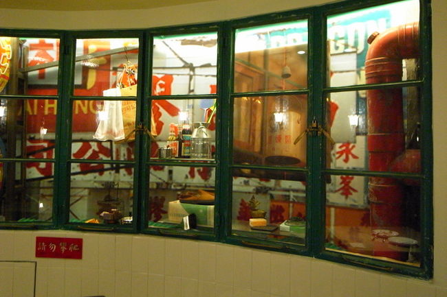 入り口近くは、普通のスタバなんだけど、<br />奥に行くたびにレトロになっていって、<br />スタバにいる感覚がなくなりました。<br /><br />ここではみんな写真撮ってます＾＾<br /><br />閉店1時間前だったので、人はほとんどいなくて、<br />あちこち撮影できてよかった！<br /><br />店内は奥に広く、席も結構あります。<br />大きなテーブルでのんびりしました。<br /><br />GODが作った内装が凝っていて、<br />地下にいると思えなかった！<br />かなり楽しめました。