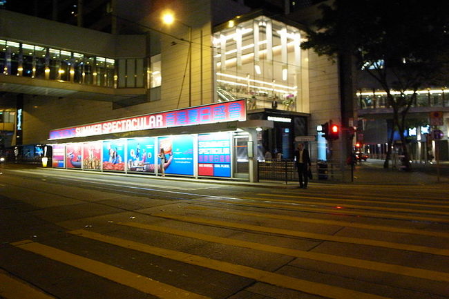 帰り道のトラム乗り場。<br /><br />ここで一緒に1人でトラムを待っていた、<br />香港人と思われるOLさんが、<br />片手で直接(！)持っていたチョコレートの<br />ショートケーキ(？)みたいなものを、<br />食べる直前に下に落としてました…^^;<br /><br />落としそうだな〜と思いながら見ていて、<br />案の定！<br /><br />でもえらいのは、ちゃんとケーキを手で拾って<br />(気温でどろどろになってましたが)、<br />ゴミ箱に捨てに行ったこと。<br /><br />そのまま放置すると、罰金になるんですかね〜？