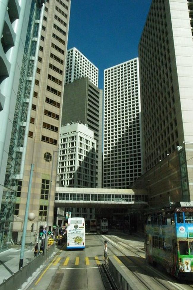 天后から、バスでハリウッドロード(上環)まで<br />行きました。<br /><br />今日は土曜日だからか、<br />朝でも道は混んでなかった。