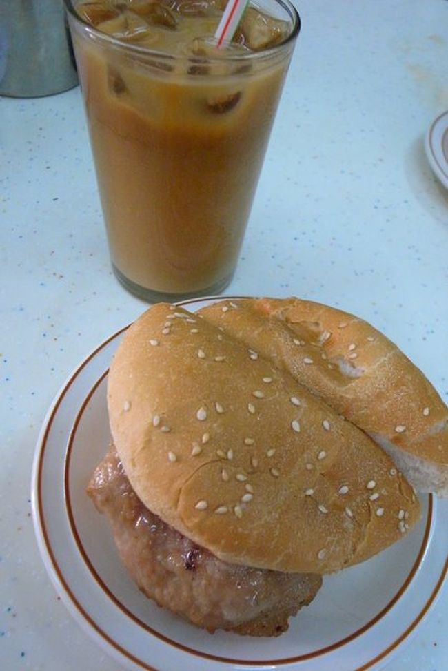 前回売り切れで食べられなかった、<br />ポークチョップバーガーを注文。<br />ドリンクはアイスミルクティ。<br /><br />ポークチョップバーガー、すごくおいしかった！