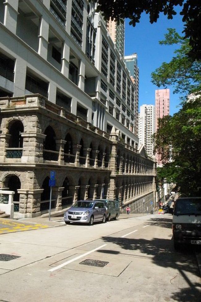 汗まみれの顔を拭きつつ、<br />齒來香蛋巻方面へ。<br /><br />…とここで、下り坂の階段を<br />降りていたところ、<br />ガクッという衝撃とともに、<br />気付いたら地面に座り込んでました。<br /><br />左足首を捻挫、右と左のひざと、両手で<br />地面を受け止めたので、そこも激痛。<br /><br />あーまたやってしまった…と思う間もなく、<br />2台持っていたカメラ(１つは右手に持ってて、<br />1台はカバンの中)をチェック。<br />自分の痛みよりもカメラの状態を<br />確認してました(笑)。<br /><br />香港の坂道って、2〜3段だけ階段になってたり、<br />段差もまちまちだったりするんですよね。<br /><br />特に暑い中、街を歩きまわるときは、<br />足元に気が回らない時もあるので、<br />注意が必要だと思いました。