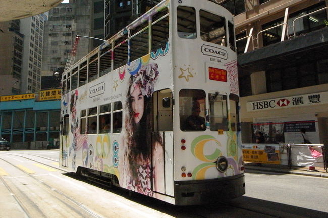 今回の旅行で見たラッピングトラムの中で、<br />一番素敵だった｢ＣＯＡＣＨ｣のトラム。