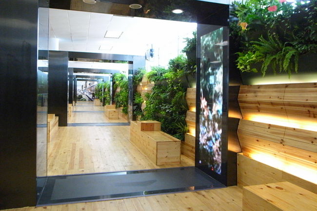 足も痛いので、トラムで中環へ。<br /><br />中環の街市の上が、こんなにきれいに<br />リニューアルされてて驚きました。<br /><br />前は、日曜日になるとアマさんが<br />ここで座り込んでいたんだけど…。<br />こんなにきれいになったら、座れなさそう。<br />街市の上と思えないきれいさです。<br /><br />新しくできたスペースで、<br />今回は、古いちゃーちゃんてんを<br />パネルで企画展示みたいなことをやってました。<br />行ったことのあるお店が多かったです。