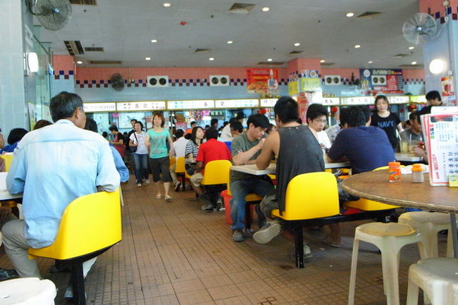 中環のH&amp;Mが開店するのを待って、<br />またセールをチェックしたあと、<br />トラムでハッピーバレーへ。<br /><br />1日目で行った、街市の上の｢[女常]記｣<br />http://4travel.jp/traveler/naicha/album/10477036/<br />と同じ場所にある、<br />｢昌記｣というお店でランチをします。<br /><br />｢昌記｣は朝から夕方まで、<br />｢[女常]記｣は夕方から夜まで、って上手く<br />市場のフードコートを住み分けしているんですよね。<br /><br />もちろん、上の2店舗にもそれぞれ競合店があり、<br />同じフロアでお客さんを取り合ってます。<br />(入り口でいつもスタッフがたくさん来て、<br />｢うちの店よね!?｣｢いや、うちだよね？｣と<br />アピールしてくるんですよ)<br /><br />ランチは、｢昌記｣のお客さんがほとんどで、<br />客席が足りないと、板を出してきてテーブルにして、<br />どんどんお客さんを入れてました。