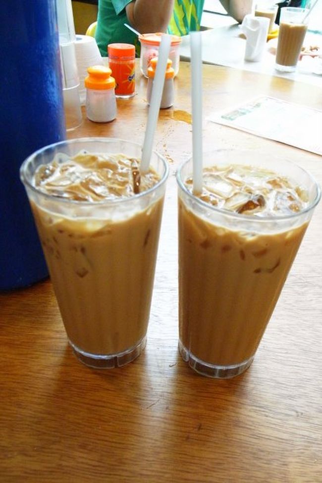 満席で、一番奥の円卓に相席。<br /><br />メニューはありますが、openriceで気になってた<br />裏メニューを注文したかったので、<br />写真をプリントアウトして見せて注文。<br /><br />お昼のセットには、ドリンクも付いてくるので、<br />ないちゃをオーダーしました。