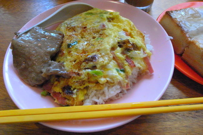 これが裏メニューです(たぶん)。<br /><br />具が入ったオムレツごはんは<br />テーブル上のメニューに書いてあるのですが、<br />揚げた魚や肉をトッピングできるらしいんです。<br />(openriceで写真を見つけて)<br /><br />私は牛肉のっけ、旦那さんはゴーヤオムレツに<br />揚げた白身魚のっけを注文。<br /><br />おいしかったです。