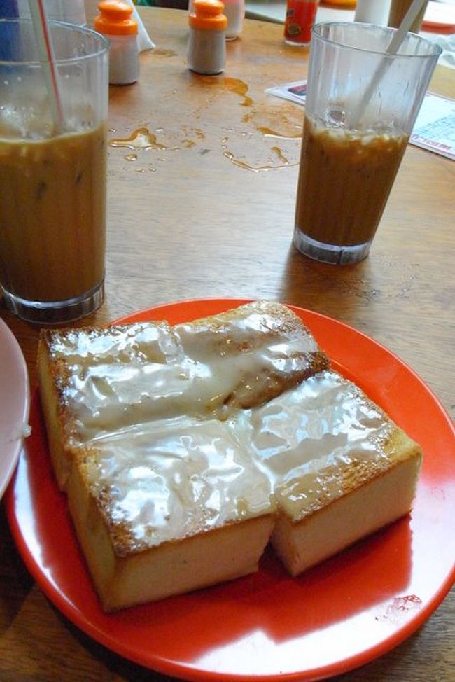 このお店の一番人気、<br />｢厚多士｣(厚切りトースト)。<br /><br />食べきれないともったいないので、<br />2人で１つにしておきました。<br /><br />想像よりも分厚くなくて、<br />上にかかっているピーナツバターと、<br />エバミルクが合ってて、ご飯より美味しかった！<br />これはぺろっと食べられました。<br /><br />お昼だったからか、これを食べている人は<br />あまりいなかったのですが、<br />おやつタイムだと、きっとみんなこれを<br />注文するんだろうな。<br /><br />1人1皿でもいけるとおもいますよ。