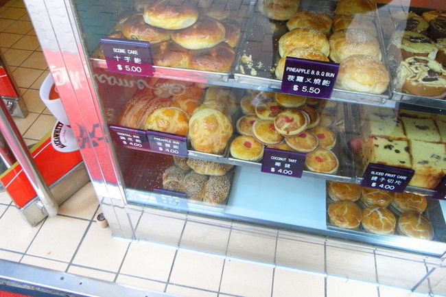 満腹で街市を出、道路を渡った向かい側にある、<br />祥勝茶餐廳でナポレオンというケーキを買いに。<br />http://www.openrice.com/restaurant/sr2.htm?shopid=354<br /><br />香港では、ミルフィーユ(?)風のケーキを<br />ナポレオン(拿破崙)というらしいですね。<br />openriceを見ていても、いろんなお店で<br />ナポレオンを食べたという食評が載っていて、<br />どんなケーキか興味ありました。<br /><br />このお店のもとても美味しいらしくて、<br />楽しみにしていたのですが…なくて残念。<br /><br />でも、パンも手作りで評価が高いらしく、<br />｢鶏尾飽｣というココナッツクリームのパンを<br />買いました。(店頭にショーケースがあって、<br />気軽にテイクアウトできます)