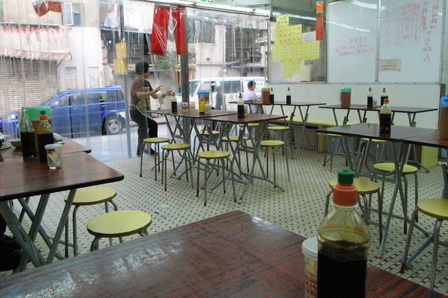 ｢四季ぼう仔飯｣は、香港の冬の風物詩<br />｢ぼう仔飯｣(土鍋で炊くごはん)を<br />1年中食べられるお店。<br />http://www.openrice.com/restaurant/sr2.htm?shopid=19509<br /><br />夏だったからか、まだ明るい時間だったからか、<br />お客さんはほとんどいず、お店のおばちゃんが<br />大声でおしゃべりしてました。