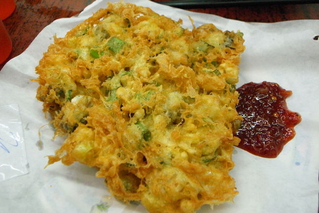 牡蠣をアヒルの卵でまとめて揚げたかき揚げも<br />有名だそうで、小さいの(細)を１つ注文。<br /><br />チリソース付きでやってきました。<br />あぶらっこいですが、おいしい！<br /><br />牡蠣は日本のように大きくなく、<br />小さな牡蠣だったと思います。<br /><br />小さいサイズなのに日本人的にはかなり大きい。<br />しかも2枚あったので、少人数なら小さいサイズで<br />十分だと思います。