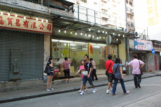 お昼を食べた後は、足が気になったので、<br />一旦ホテルへ戻りました。<br />いつも朝出かけたら夜まで戻らないことが多いので、<br />私たちにしたら、珍しいことです。<br /><br />くじいた足をチェックしたら腫れていたので、<br />1時間半ほどホテルで休みました。<br /><br />その後、MTRで尖沙咀に行き、<br />またチョンキンマンションで両替を。<br />isquareの下のスーパーで食料品を買い、<br />昨日旦那さんが買ったケータイに<br />不具合があったので、交換してもらいにまた旺角へ。<br />私はランガムプレイスで待ってました^^;<br /><br />土曜日だったので、平日とはうってかわって、<br />すごい人！無事旦那さんとも合流し、<br />またまたMTRで油麻地の牛乳プリンを食べ、<br />夕食は佐敦に行き、｢四季ぼう仔飯｣へ。