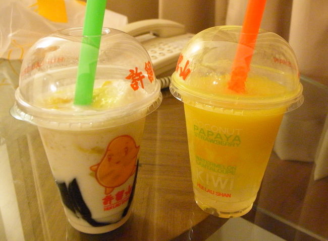 銅鑼湾の許留山で買ったジュース。<br />容器に、前はなかったマンゴーのキャラが<br />プリントされてました。