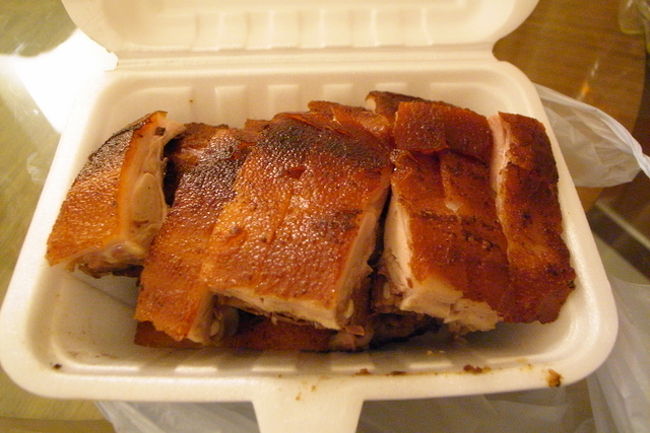 ｢再興｣で買った、子豚のロースト。<br />専用のタレも付けてくれてました。<br /><br />テレビを見ながら(ほぼ全部)旦那さんが食べました。