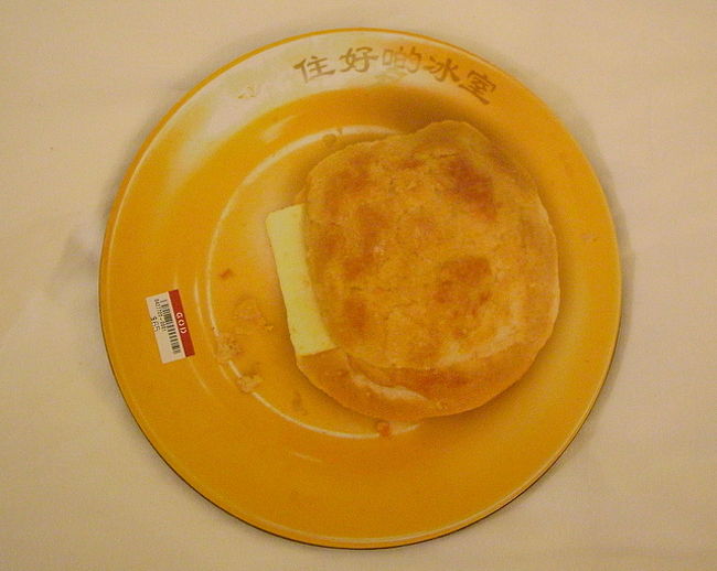 本日の戦利品の一部。<br /><br />銅鑼湾のGODで購入した、<br />ナベ敷き(？)です。<br /><br />お皿に乗ったぽーろっやう<br />(パイナップルパンのバターサンド)が<br />プリントされてます！<br /><br />裏はコルクで出来ていて、<br />ナベ敷きにするのはもったいないので、<br />家では部屋に飾ってあります。