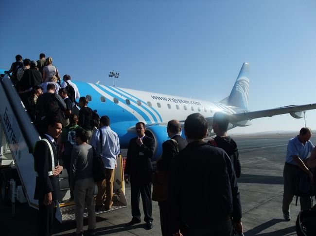 　エジプト旅も、エジプトに着いて３日目。<br /><br />　今日は朝から、ルクソールを離れてカイロへ旅立ちます。<br /><br />　今回乗る飛行機はエジプト航空。<br /><br />　２−２の席配置で小さめの機材。でも、プロペラじゃないから、ましですね。