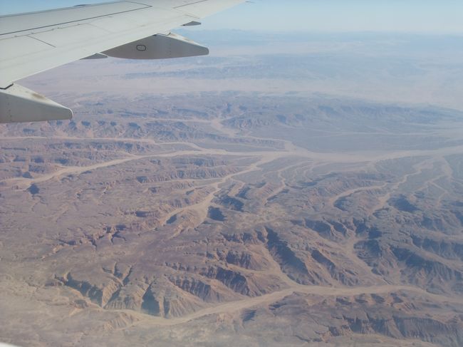 　こういう景色は日本では見れませんよね。大昔に降った雨による川の流れがあった場所なのか、そんな風に砂漠の中にも地形の模様が見えます。<br /><br />　ってことで、１時間ほどのフライトでカイロ到着。