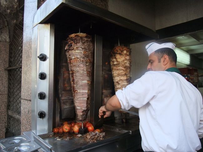 　地元の人向けみたいなので、メニューはアラビア語のみ。早く注文しろよって後ろの行列からのプレッシャーを受けながら、身振り手ぶりで食べたいものを伝える。