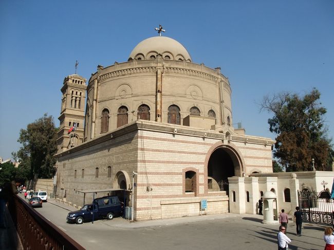 　カイロに着いてまず訪れたのは、オールドカイロ地区。<br /><br />　ここは、コプト教というキリスト教の一派の教会などが沢山あるエリア。<br />　エジプトにあって、キリスト教の風景を見ることができる場所です。<br /><br />　市街地より、地下鉄に乗って、最寄の駅を降りると見えますのが、この聖ジョージ教会。