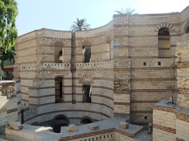 　聖ジョージ教会の道を挟んで向かいにあるのが、「ローマ時代の塔」。<br />　敵から守るための要塞だったそう。