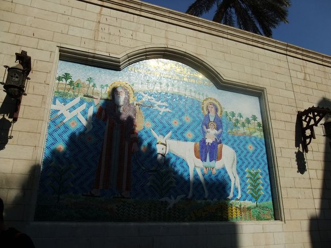 　モザイクタイルの壁画が。