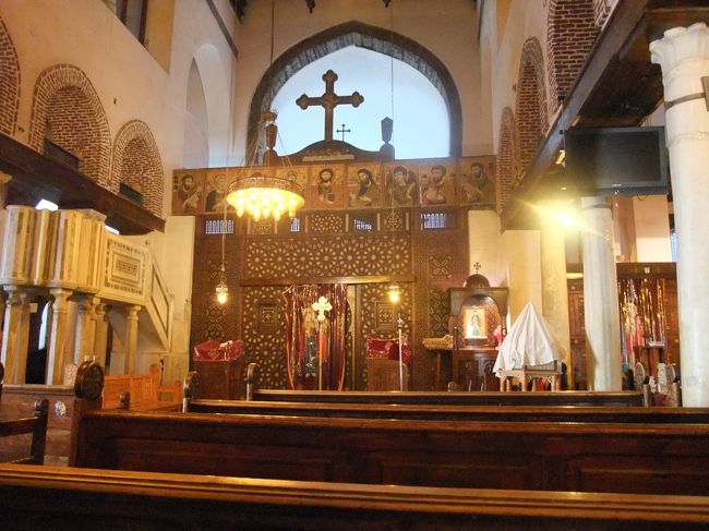 　聖バルバラ教会の内部。<br />　象眼細工の装飾がきれい！