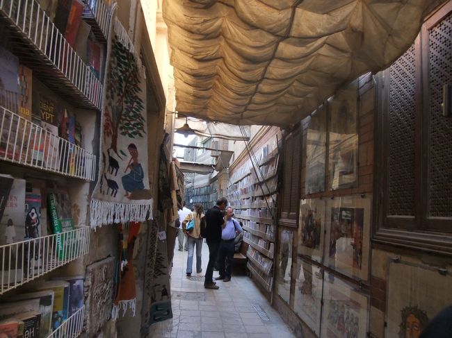 　オールドカイロの中には、このような古本屋さんストリートもありました。