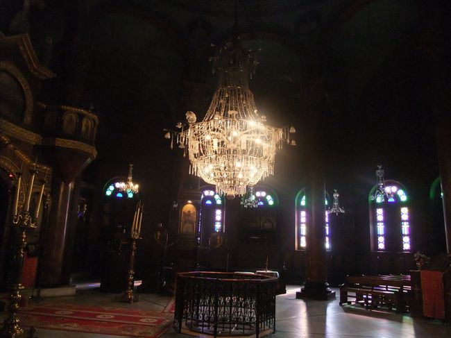 　ドームの中の礼拝堂。<br />　深緑のドーム・ステンドグラスと美しいです。