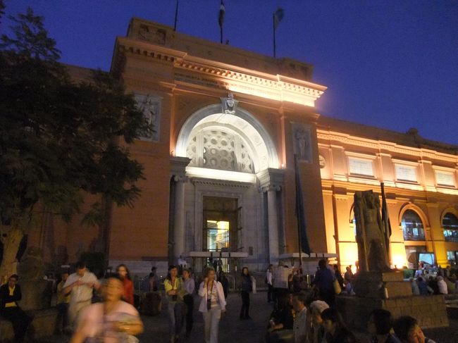 　結構長いこと滞在したのですが、館内は撮影禁止。なので、写真はありません。<br />　ツタンカーメンの黄金のマスクとか、黄金の棺とか、ルクソールで見たような大きな像がたくさんとか、これでもかっ！ていうほど沢山の像とか、ミーラとか、専門家でも違い分からないんちゃいますの！？　ってくらい多くの展示物がありました。