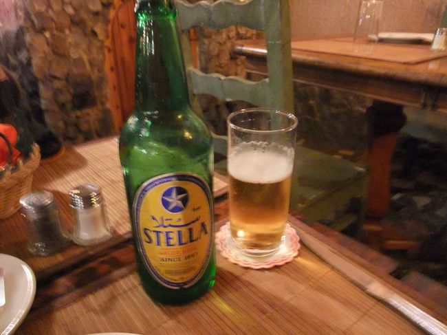 　考古学博物館を出たら、もう外は真っ暗。<br /><br />　ってことで夜ご飯です。<br /><br />　写真はエジプトのビール。