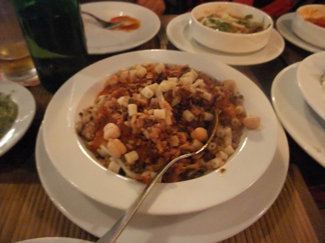 　ついに来ました。こちらは、「コシャリ」。<br />　マカロニと短いパスタ、ご飯やレンズ豆をまぜたエジプトの国民料理。<br />　なぜか（水のせい？）、お腹を壊す人が続出するという料理。