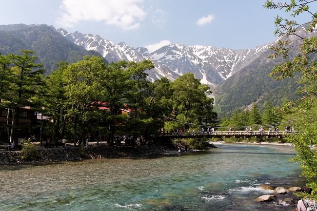 河童橋の奥には残雪の穂高。