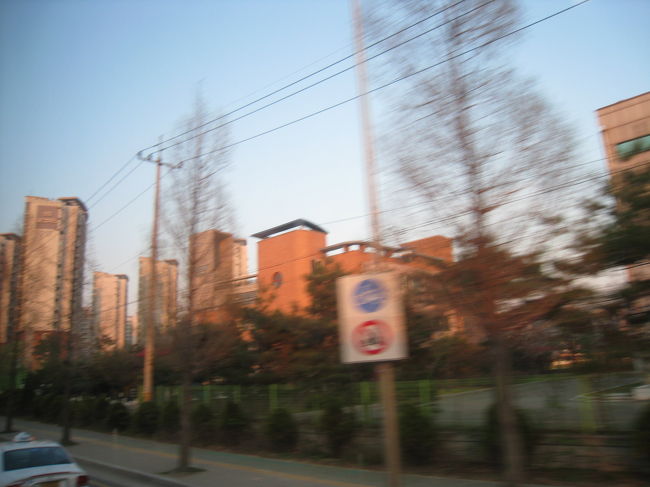 空港から免税店に向かうツアーバスの中から。<br />なんか秋みたいな景色！！<br /><br />ソウルはこれから桜が咲くといった感じでした。<br /><br />この後新羅免税店に立ち寄り。1時間ほど自由時間。<br />ブランド物を買う気がまったくなかったので、1時間も長い〜！なんて思ってたら韓国のコスメコーナーがありそこであっという間に1時間すごす。<br /><br />免税にはなるんだけどあの大量にもらえるオマケはないです。<br />ドル表示されちゃってるし、街中で買うのとどっちがお得なのかよくわからない。そんなわけわからない状況なのにパックやらBBクリームやら8,000円ほど散財w<br /><br />そして20時なのに外が明るい！<br />