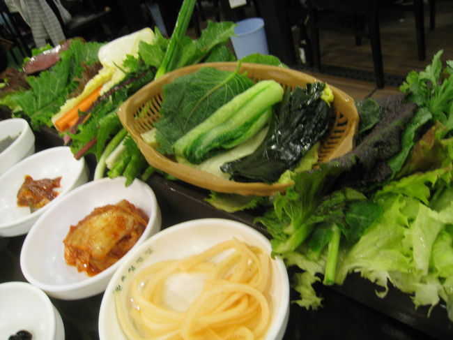 韓国は食のレベルが高いからどのお店でもそこそこ美味しいとは思うんだけど、<br />過去2回は行き当たりばったりなので、感動するような美味しいご飯に出会えておりません。<br />散々調べて検討した結果、お野菜も沢山食べられる元祖サンパッチッへ。<br />サンパッとは、ご飯を肉や和え物と一緒に葉野菜で包んで食べる料理のことです。<br />手巻き寿司みたいな感じ。お肉やご飯と一緒にたくさんの野菜が食べられます。<br />