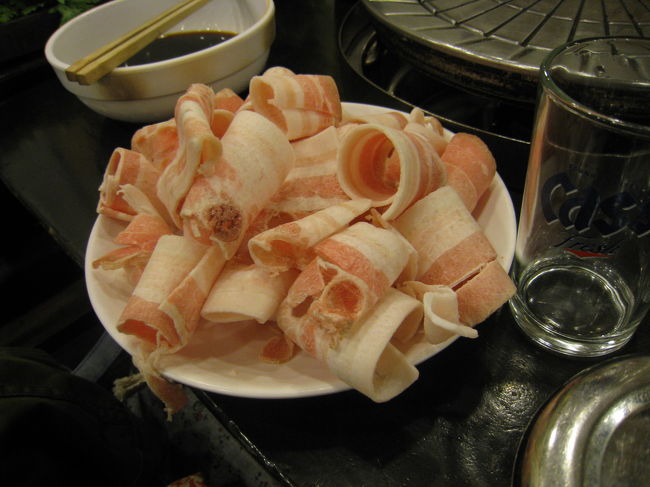 40分ほど並んで席についてサンパッチ定食2人前を注文。女性3名なら2人前で十分です。<br />追加したカンナで削ったような薄いサムギョプサル。これが焼くとカリカリして美味しい。<br /><br />お肉とご飯を野菜に巻いて食べます。<br />結構食べて飲んで43,000w！安い！<br /><br />このあとタクシーに乗って東大門市場へ。<br />ミリオレやDOTAなどをフラフラ見て、川沿いを歩いてホテルまで帰りました。