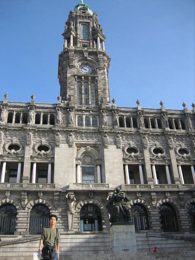 二日目はまずポルトの町を散策。<br /><br />町の中心にある市役所までやってきました。<br />その横のインフォメーションに行って、地下鉄、バス、路面電車が一日乗り放題の券を購入。