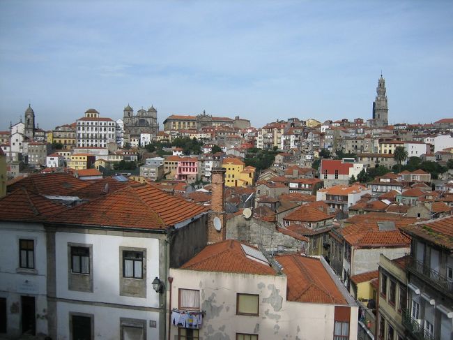 近くのボンリャオン市場を冷やかしてから川と街を見下ろす位置にあるカテドラルへ向かいます。<br />ポルトの町は起伏が激しいですので、ちょっと歩くと上から町を見下ろせます。