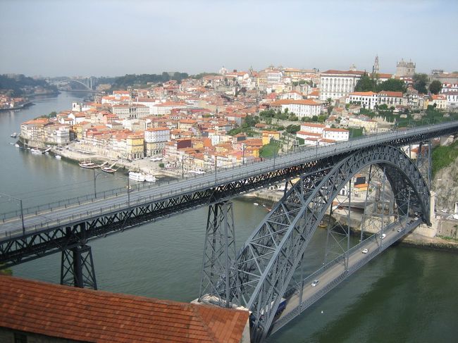 ポルトの町は、中心を流れる川の両側が急激に斜面になっています。<br />ドン・ルイス一世橋は斜面の上同士と、下同士を結ぶ橋が一つの橋になっている橋で、上の橋の上には地下鉄も走っています。<br />対岸の高台には大きな修道院があるのですが、建物の中に観光客が入れるようなところではないらしく、街の眺めを堪能してから、昼ごはんの打ち合わせを開始。<br />