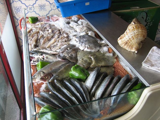 お店の前には新鮮そうなお魚が。<br />ここでお昼をいただくことにしました。