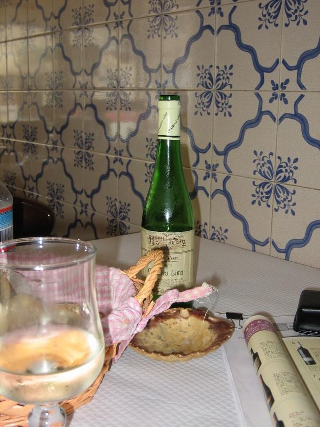 イワシとイカをそれぞれハーフポーション頼んで、ハーフボトルのワインを楽しみながら待ちます。