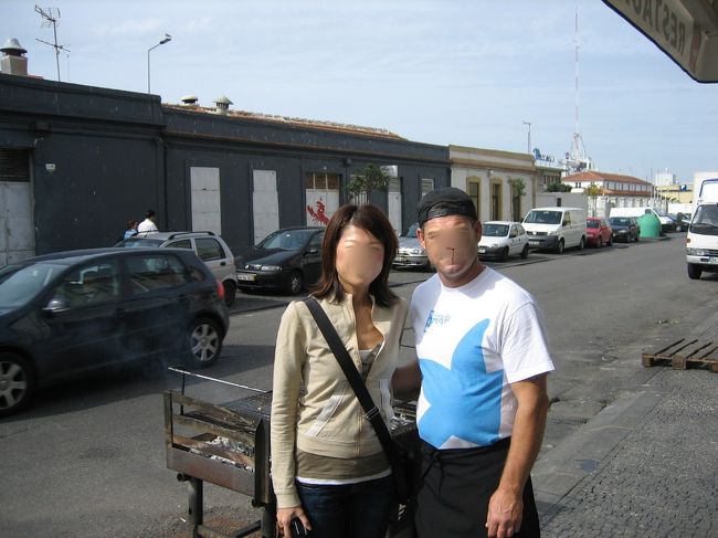 マリオに似たおじさんとぱちり。<br /><br />マトジーニョスからポルトに戻り、サンベント駅で時刻表とにらめっこして、午後にどこに行くかを相談することにしました。<br />